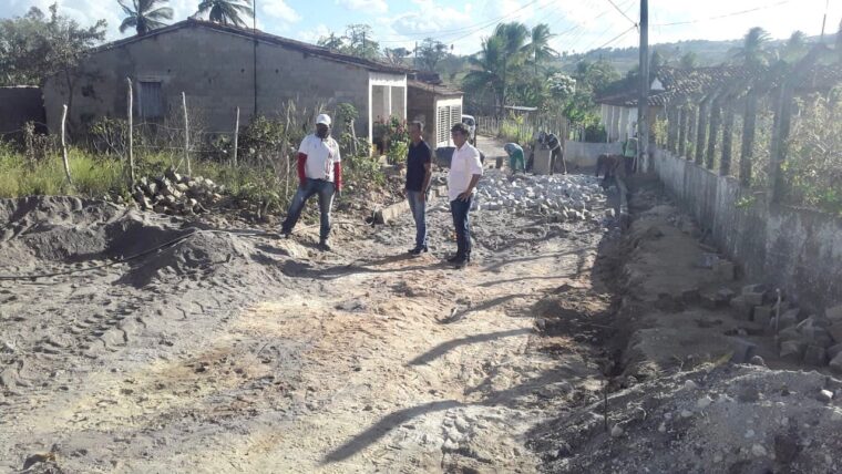 Prefeito e vice-prefeito verificam andamento de obras no Povoado Tapera em Anadia